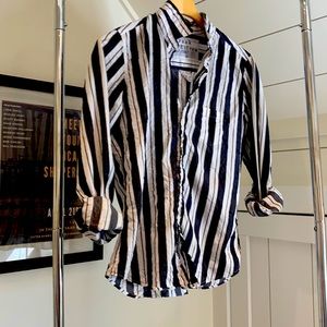 Frank & Eileen Italian cotton shirt, size medium, dark gray and white.